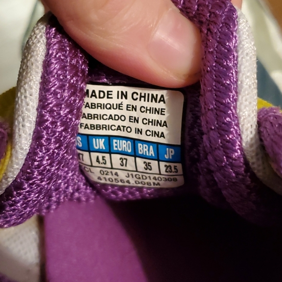 Athletic tennis shoes made by wave rider. - Picture 2 of 2